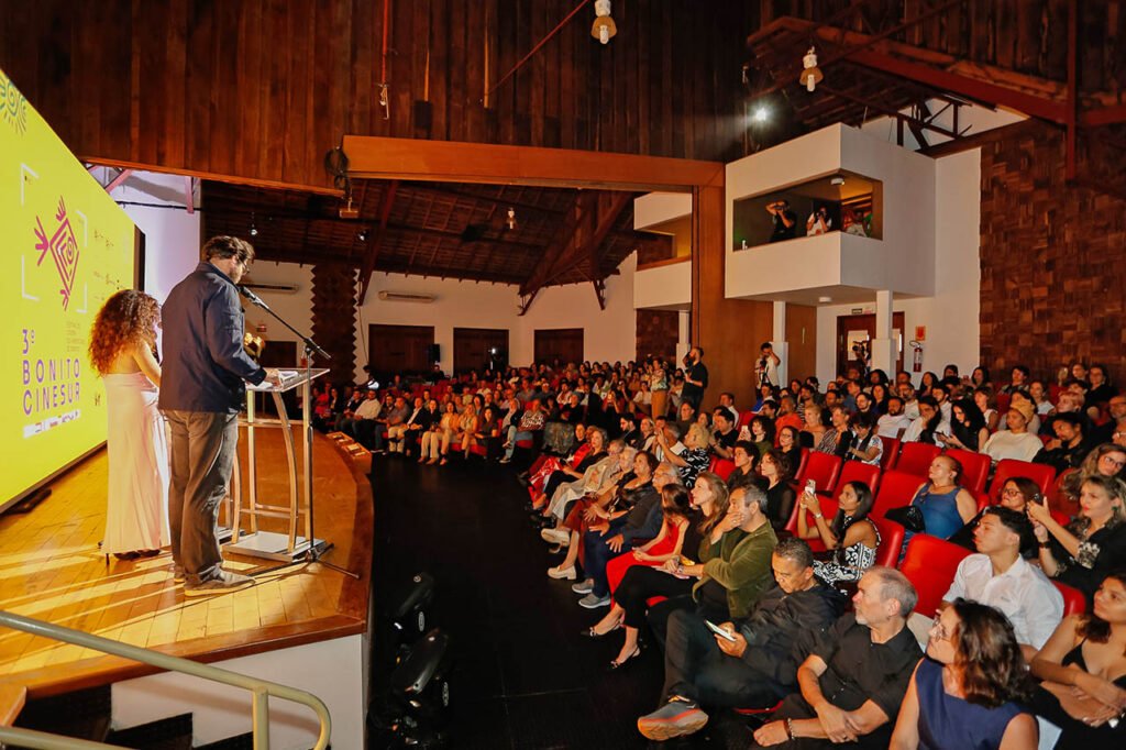 Cláudia Ohana e Thiago Lacerda anunciam os premiados do 3º Bonito CineSur Cláudia Ohana e Thiago Lacerda anunciam os premiados do 3º Bonito CineSur