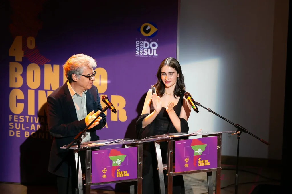 Cerimônia de encerramento na noite deste sábado (1º) teve também homenagem ao trabalho do cineasta Vincent Carelli